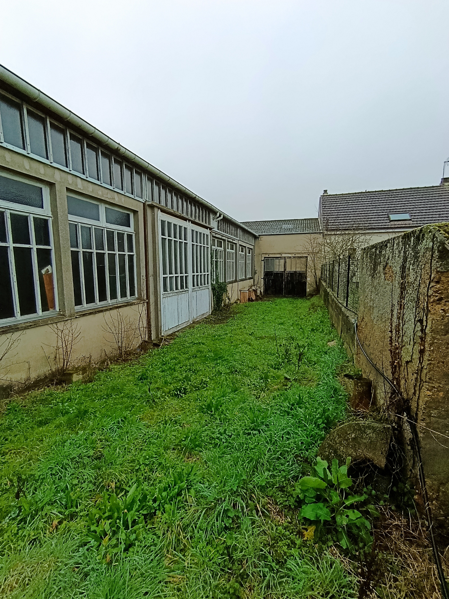 Local artisanal Mainvilliers 463m2